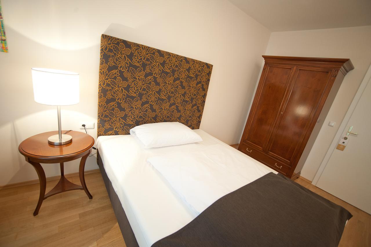 Stadthotel Zur Goldenen Krone Weiz Zewnętrze zdjęcie